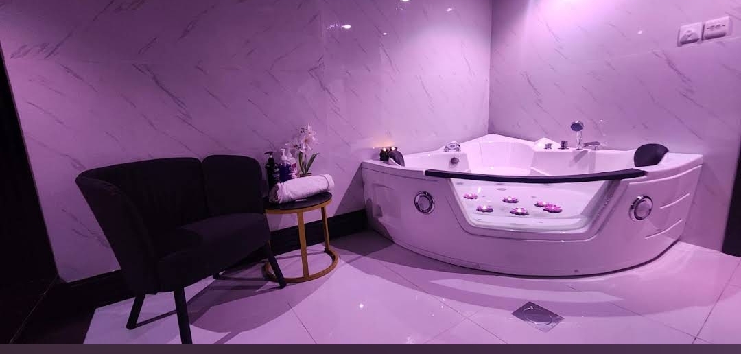Jacuzzi Thai Lady at Luxe Grand Spa